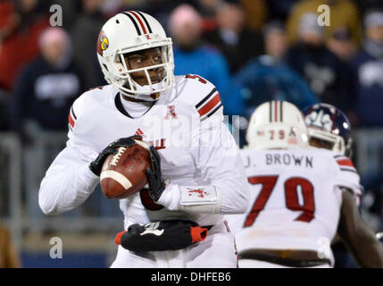 East Hartford, CT, Stati Uniti d'America. 8 Novembre, 2013. Venerdì 8 Novembre 2013: Louisville Cardinali quarterback Teddy Bridgewater (5) cerca di passare la palla durante la prima metà del NCAA Football gioco tra Louisville e Connecticut in campo Rentschler in East Hartford, CT. Bill Shettle / Cal Sport Media/Alamy Live News Foto Stock