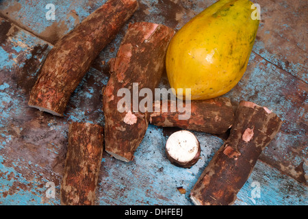 Yucca radici di piante per la vendita nel mercato Repubblica di Panama Foto Stock