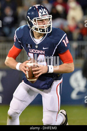 East Hartford, CT, Stati Uniti d'America. 8 Novembre, 2013. Venerdì 8 Novembre 2013: Connecticut Huskies quarterback Tim Boyle (14) codifica con la palla durante la prima metà del NCAA Football gioco tra Louisville e Connecticut in campo Rentschler in East Hartford, CT. Bill Shettle / Cal Sport Media/Alamy Live News Foto Stock