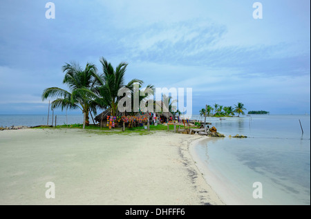 Capanna tipica residenza in una piccola isola nel "Comarca' (regione) dei guna Yala nativi noto come Kuna situato nell'arcipelago di San Blas Blas isole a nord-est di Panama affacciato sul Mar dei Caraibi. Foto Stock