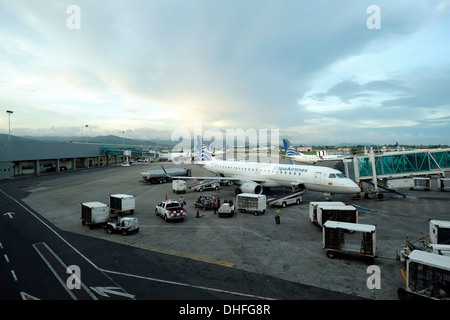 I gestori di bagagli scaricano i bagagli da un aereo della Copa Airlines all'aeroporto internazionale di Tocumen a Panama, città di Panama Foto Stock