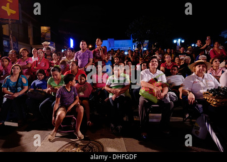 Gli spettatori assistono a spettacoli folcloristici durante il Festival del Montanero, che prevede sfilate, musica e balli per le strade della città di Chitre, nella provincia di Herrera, Repubblica di Panama Foto Stock