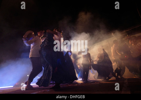 Danza folclorica durante il Festival del Montanero che coinvolge sfilate, musica e balli per le strade della città di Chitre nella provincia di Herrera Repubblica di Panama Foto Stock