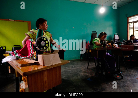 Le donne del gruppo etnico nativo Ngabe & Bugle imparano le tecniche di cucito tradizionali e moderne in un laboratorio di cucito a Ngobe-Bugle Comarca, una riserva congiunta per gli indigeni Ngabe e Bugle nella provincia di Chiriqui a Panama Foto Stock