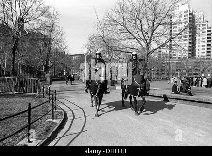 New York, NY 2 Feb 1987 - Montato gli ufficiali di polizia pattuglia Washington Square Park Foto Stock