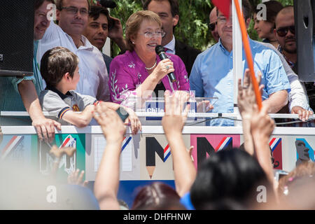 Santiago del Cile, Cile. 5 Novembre, 2013. Candidato Presidente del Cile Michelle Bachelet, visita i quartieri Colina y Lampa a nord di Santiago era lei viene ricevuto da centinaia di fans. Elezioni cilene si terrà il 17 novembre 2013. Foto: David von Blohn/NurPhoto © David Von Blohn/NurPhoto/ZUMAPRESS.com/Alamy Live News Foto Stock