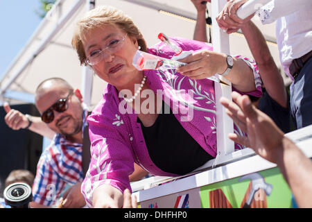 Santiago del Cile, Cile. 5 Novembre, 2013. Candidato Presidente del Cile Michelle Bachelet, visita i quartieri Colina y Lampa a nord di Santiago era lei viene ricevuto da centinaia di fans. Elezioni cilene si terrà il 17 novembre 2013. Foto: David von Blohn/NurPhoto © David Von Blohn/NurPhoto/ZUMAPRESS.com/Alamy Live News Foto Stock