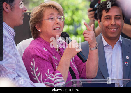 Santiago del Cile, Cile. 5 Novembre, 2013. Candidato Presidente del Cile Michelle Bachelet, visita i quartieri Colina y Lampa a nord di Santiago era lei viene ricevuto da centinaia di fans. Elezioni cilene si terrà il 17 novembre 2013. Foto: David von Blohn/NurPhoto © David Von Blohn/NurPhoto/ZUMAPRESS.com/Alamy Live News Foto Stock