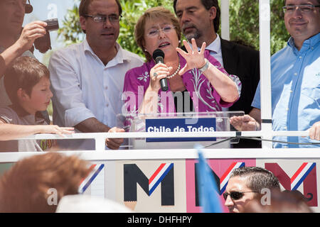 Santiago del Cile, Cile. 5 Novembre, 2013. Candidato Presidente del Cile Michelle Bachelet, visita i quartieri Colina y Lampa a nord di Santiago era lei viene ricevuto da centinaia di fans. Elezioni cilene si terrà il 17 novembre 2013. Foto: David von Blohn/NurPhoto © David Von Blohn/NurPhoto/ZUMAPRESS.com/Alamy Live News Foto Stock