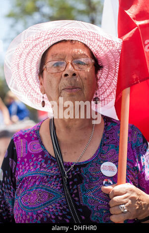 Santiago del Cile, Cile. 5 Novembre, 2013. Alicia ChÃƒÂ¡vez da Lampa sostenere il candidato del partito socialista, Michelle Bachelet. Candidato Presidente del Cile Michelle Bachelet, visita i quartieri Colina y Lampa a nord di Santiago era lei viene ricevuto da centinaia di fans. Elezioni cilene si terrà il 17 novembre 2013. Foto: David von Blohn/NurPhoto © David Von Blohn/NurPhoto/ZUMAPRESS.com/Alamy Live News Foto Stock