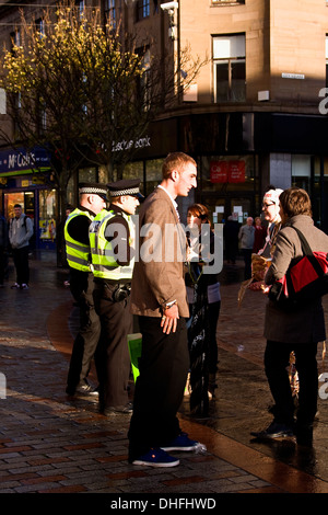 Tayside interrogatori della polizia giudiziaria tre di Duncan Jordanstone studenti d'arte circa il loro progetto abbia agito per le strade di Dundee, Regno Unito Foto Stock