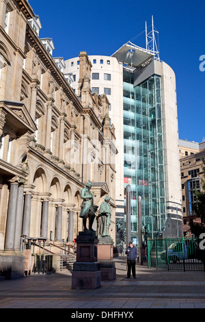 Il vecchio ufficio postale con le 1 città edificio quadrato dietro, Leeds, West Yorkshire Foto Stock