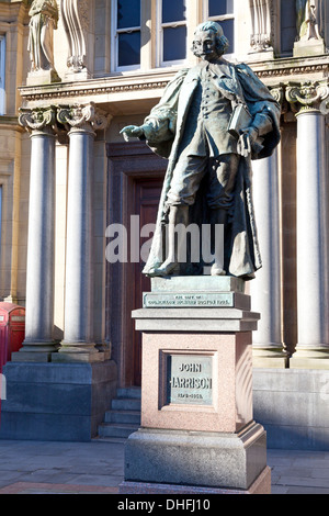 Statua di John Harrison nella parte anteriore del vecchio ufficio postale in City Square, Leeds, West Yorkshire Foto Stock