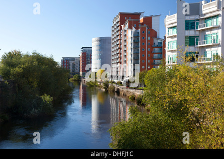 Blocchi di appartamenti a fianco del fiume Aire a Whitehall Quay, Leeds, West Yorkshire Foto Stock