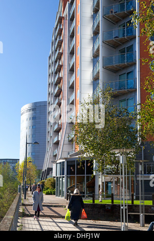 Il sentiero lungo il fiume Aire accanto a edifici a Whitehall Quay, Leeds, West Yorkshire Foto Stock