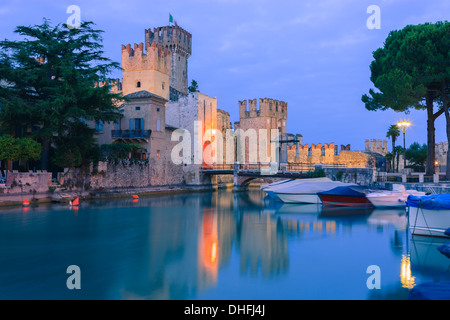 Sirmione è un comune sul lago di Garda in provincia di Brescia, in Lombardia, Italia settentrionale Foto Stock