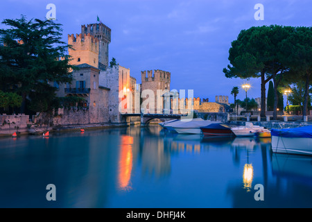 Sirmione è un comune sul lago di Garda in provincia di Brescia, in Lombardia, Italia settentrionale Foto Stock