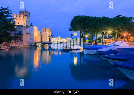 Sirmione è un comune sul lago di Garda in provincia di Brescia, in Lombardia, Italia settentrionale Foto Stock