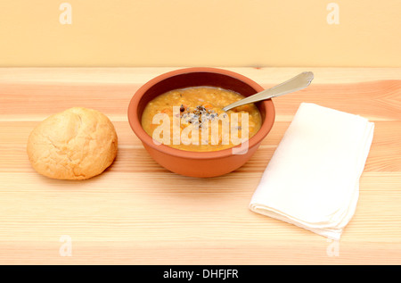 Zuppa di lenticchie in una ciotola con il condimento e pane, cucchiaio e Tovagliolo Foto Stock