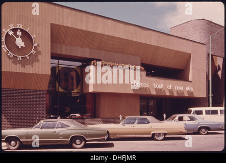 Il Citizens Bank Building a New Ulm, Minnesota, sorge sul sito dell'ex Dacotah House Hotel, che è stato demolito. Questo riflette l'evoluzione storica architettonica della città. Foto Stock