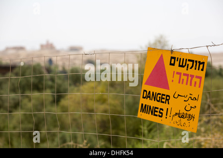 Pericolo mine segno su una recinzione in Israele Al Qasr el Yahud sito Foto Stock