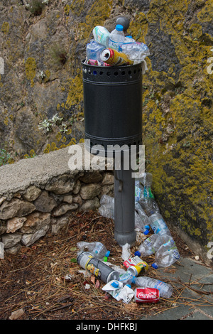 Sul flusso di bidone dei rifiuti Foto Stock