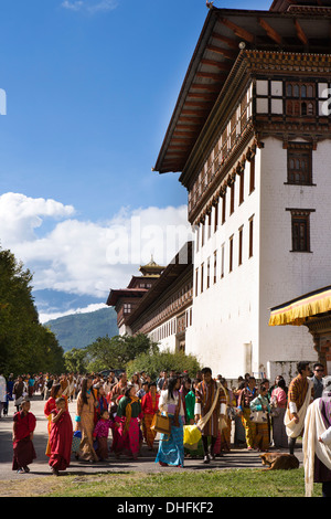 Il Bhutan, Thimpu Dzong, Tsechu annuale, i frequentatori del festival di entrare Dzong festival Ground Foto Stock