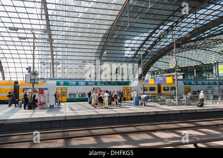 Berlino, Germania - 25 Luglio: Sconosciuto pendolari sono in attesa per il treno alla stazione centrale di Berlino Foto Stock