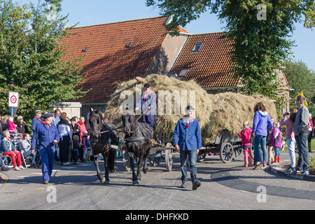Nieuwehorne, Paesi Bassi - Sep 28: gli agricoltori con un fieno-carro in un corteo di campagna durante una festa agricola Foto Stock