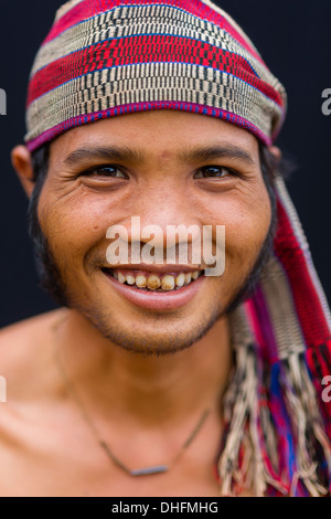 Close-up verticale di una minoranza Tompuon uomo - provincia di Ratanakiri, Cambogia Foto Stock