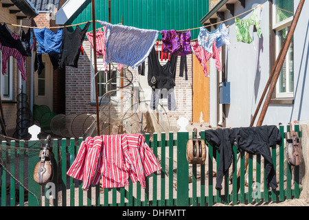 Appassimento tradizionale di lavaggio in un antico villaggio di pescatori, Paesi Bassi Foto Stock