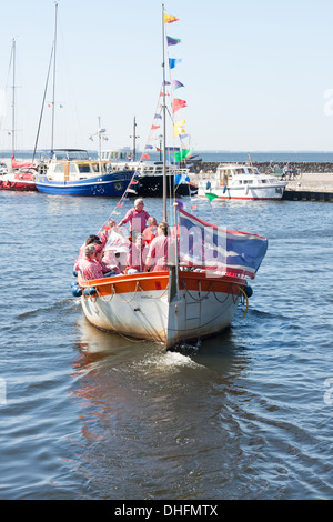 Urk, Paesi Bassi - 19 maggio: una nave turistica con i membri di un tradizionale marinai coro che canta una canzone di shanty a holid Foto Stock