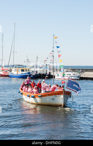 URK, Paesi Bassi - 19 Maggio: una nave turistica con i membri di un tradizionale marinai coro che canta una canzone di shanty a holid Foto Stock