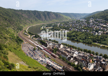 La città di Cochem, la storica città tedesca lungo il fiume Moselle Foto Stock