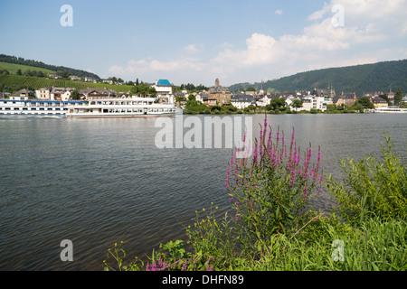 Navi da Crociera nei pressi di Traben-Trarbach presso il fiume Mosella in Germania Foto Stock