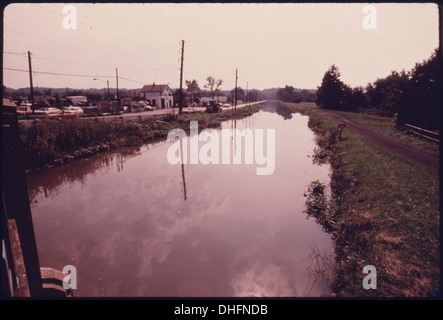 OHIO-Canale Erie con alzaia a destra e Canal Road a sinistra, vicino a Cleveland, Ohio. Il canale collegato l. 002 Foto Stock