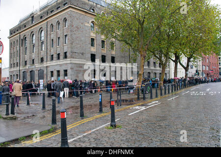 Bristol, Regno Unito. 09Nov, 2013. Le code di giovani hopefuls di attendere pazientemente sotto la pioggia per il Disney's prima colata aperte le audizioni per il nuovo film della serie di Guerre Stellari, che si terrà presso l'Arnolfini Arts Center nel centro di Bristol il nono e decimo mese di novembre. Alcuni dei quali sono in coda poiché 22.00 la notte prima. Adottate il 9 novembre 2013. Credito: Rachel marito/Alamy Live News Foto Stock