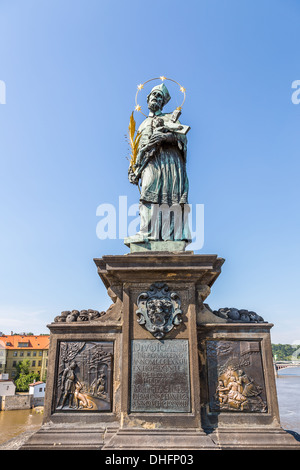 Giovanni di Nepomuk statua sul Ponte Carlo a Praga. Toccare il rilievo porta fortuna. Foto Stock