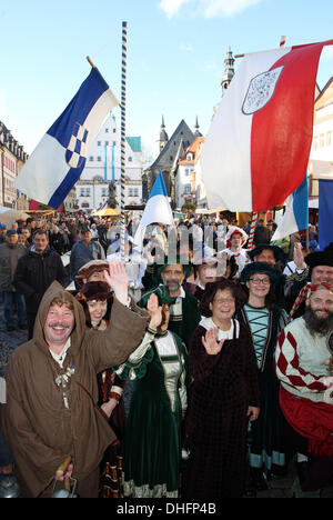 Eisleben, Germania. 09Nov, 2013. I partecipanti di un festival processione pongono in costumi storici in occasione di Martin Lutero 530th compleanno a Eisleben, Germania, 09 novembre 2013. Martin Lutero era nato il 10 novembre 1483 a Eisleben. Foto: SEBASTIAN WILLNOW/dpa/Alamy Live News Foto Stock