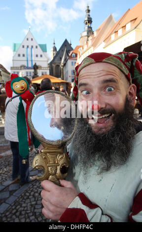 Eisleben, Germania. 09Nov, 2013. Un partecipante costume come un buffone pongono in occasione di Martin Lutero 530th compleanno a Eisleben, Germania, 09 novembre 2013. Martin Lutero era nato il 10 novembre 1483 a Eisleben. Foto: SEBASTIAN WILLNOW/dpa/Alamy Live News Foto Stock