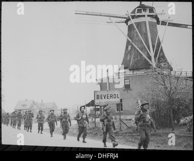 La fanteria canadese del reggimento de Maisonneuve, muovendosi attraverso Holten a Rijssen, Paesi Bassi, 04-09-1945 541912 Foto Stock