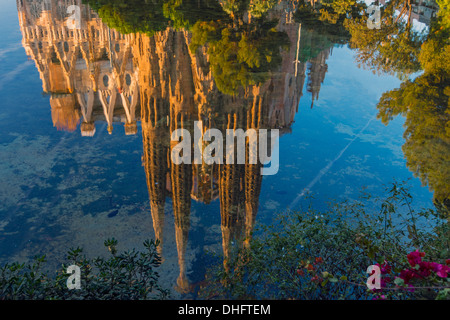 Chiesa della Sagrada Familia riflesso in uno stagno, Barcellona, in Catalogna, Spagna Foto Stock