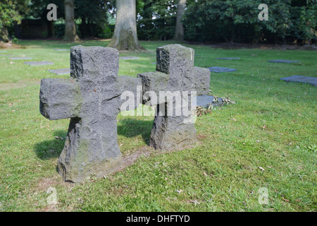 Croci in pietra presso il cimitero di tedesco in Vladslo Foto Stock