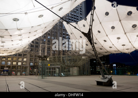 Una moderna tenda sotto la grande arcata nel quartiere finanziario di La Defense, Parigi, Francia, Europa. Foto Stock