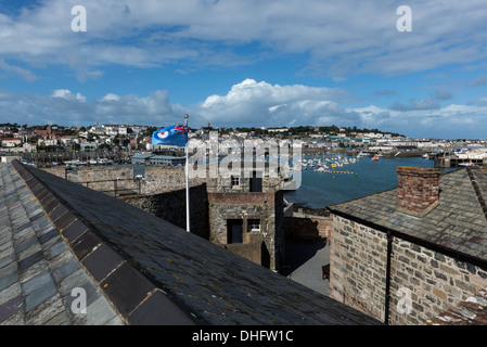 St Peter Port vista da merli di Castle Cornet, Guernsey, Isole del Canale Foto Stock