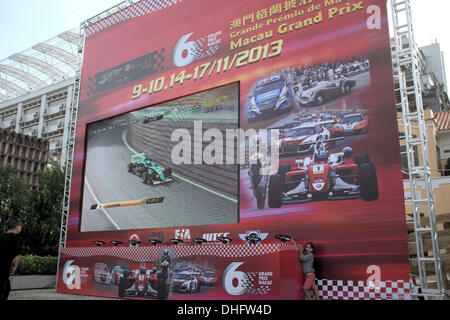 Enorme televisore mostra il racing in Macao al Macau Grand Prix Road Show sul primo giorno del racing Foto Stock