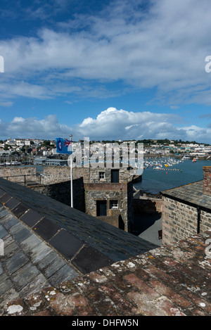 St Peter Port vista da merli di Castle Cornet, Guernsey, Isole del Canale Foto Stock