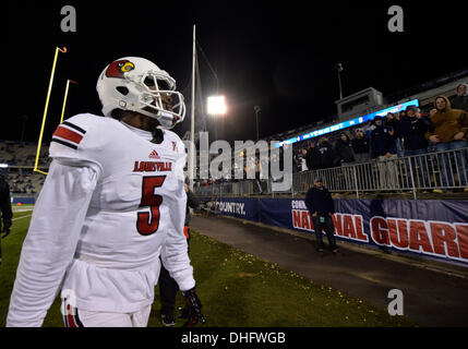 East Hartford, CT, Stati Uniti d'America. 8 Novembre, 2013. Venerdì 8 Novembre 2013: Louisville Cardinali quarterback Teddy Bridgewater (5) svolge fino alle ventole di husky prima dell' inizio della NCAA Football gioco tra Louisville e Connecticut in campo Rentschler in East Hartford, CT. Bill Shettle / Cal Sport Media/Alamy Live News Foto Stock