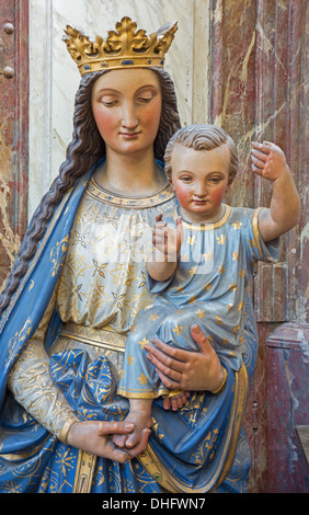 LEUVEN - 3 settembre: statua barocca della Madonna a Peters cattedrale gotica nel settembre 3, 2013 a Leuven, in Belgio. Foto Stock