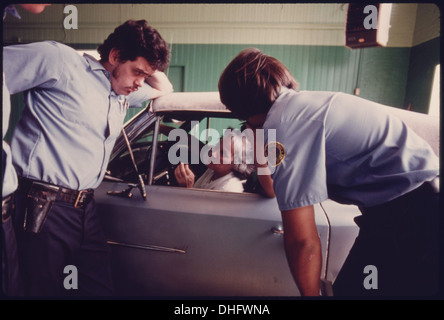 Automobilista infelice apprende che la sua automobile ha fallito il test a una emissione automatica stazione di ispezione a Norwood, Ohio. Tutti i. 557865 Foto Stock